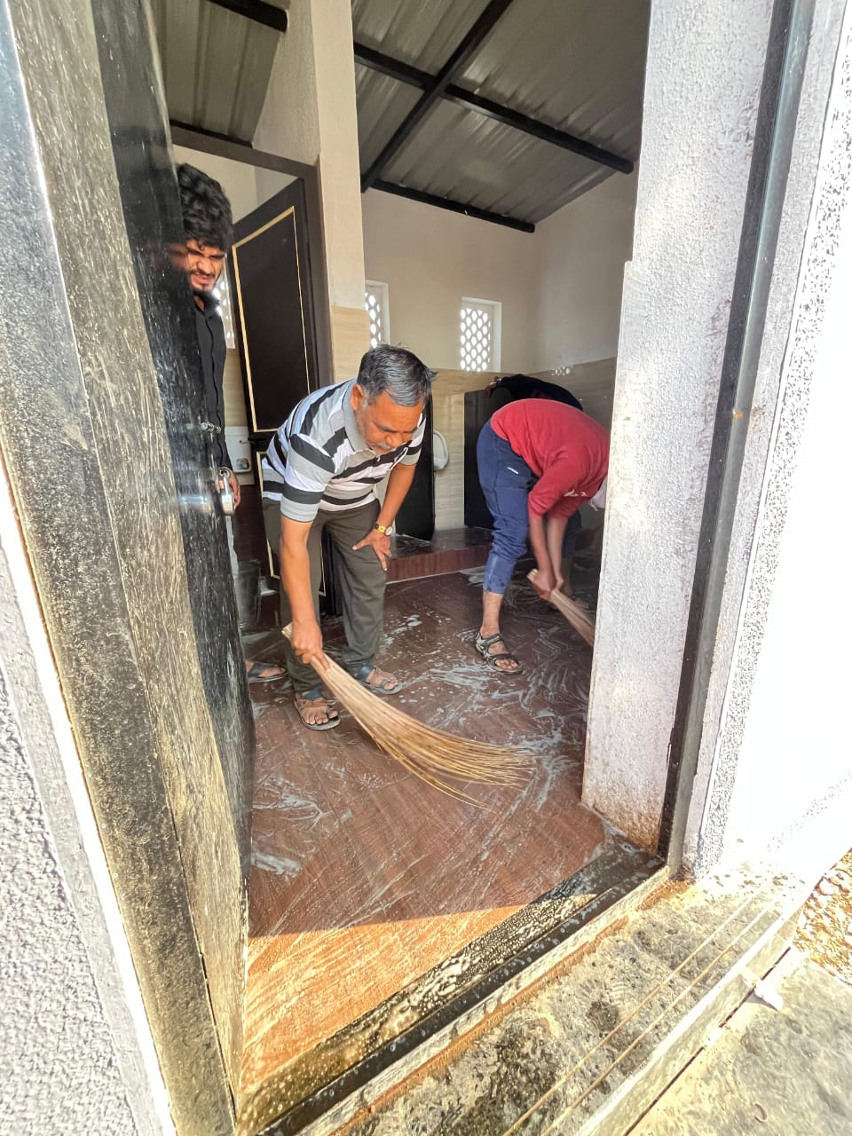 Toilet and Bathroom Cleaning Image 3